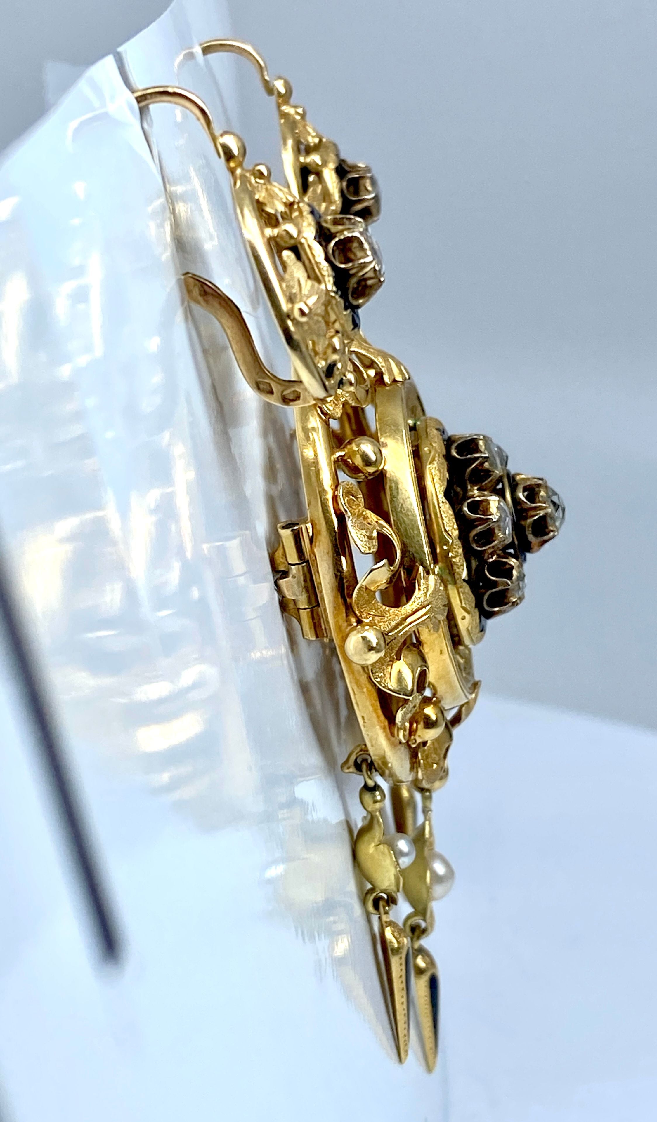 Parure : broche et boucles d’oreilles en or 18 carats, émail, diamants et perles . Epoque Napoléon III.