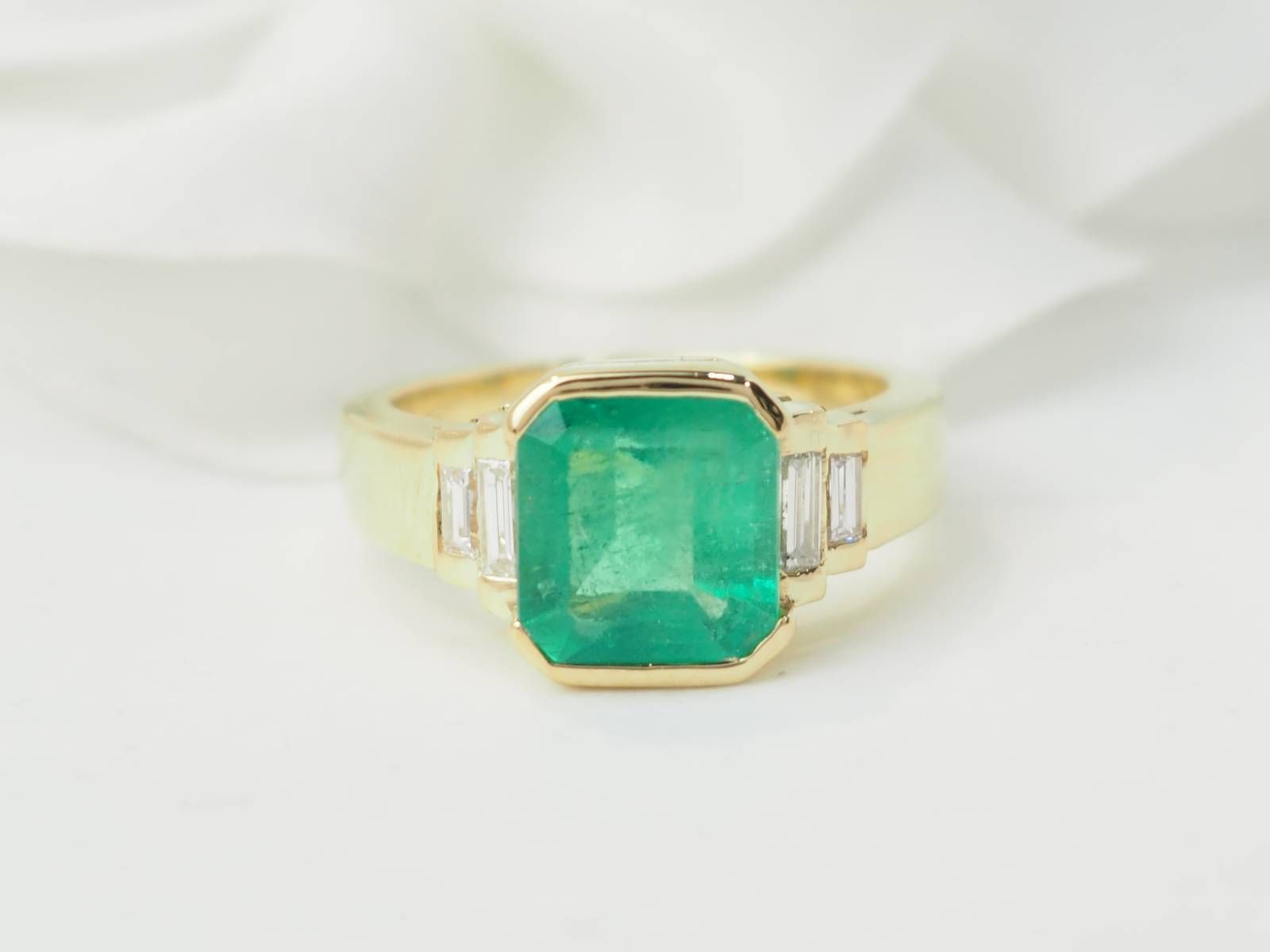 Bague en or jaune et émeraude