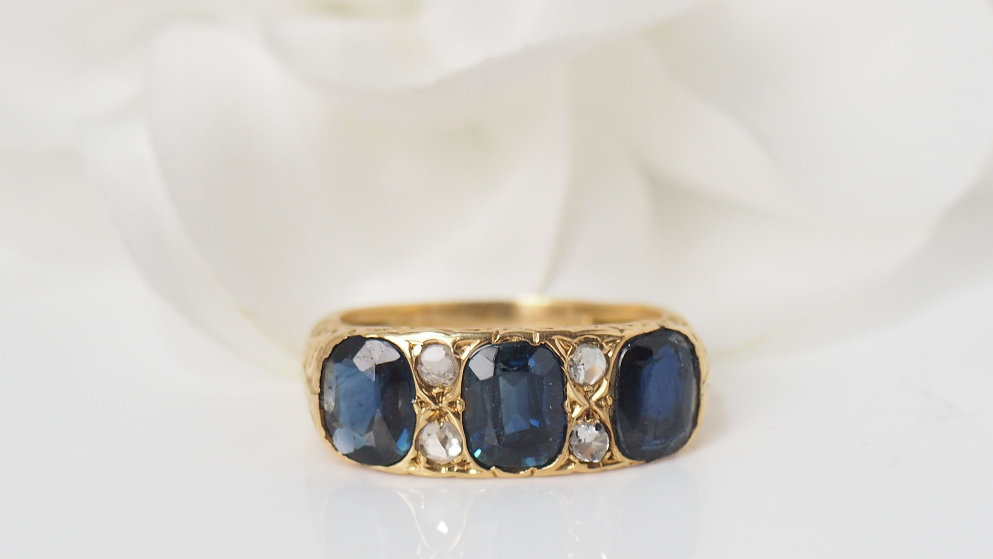 Garter ring in yellow gold, sapphires and diamonds 