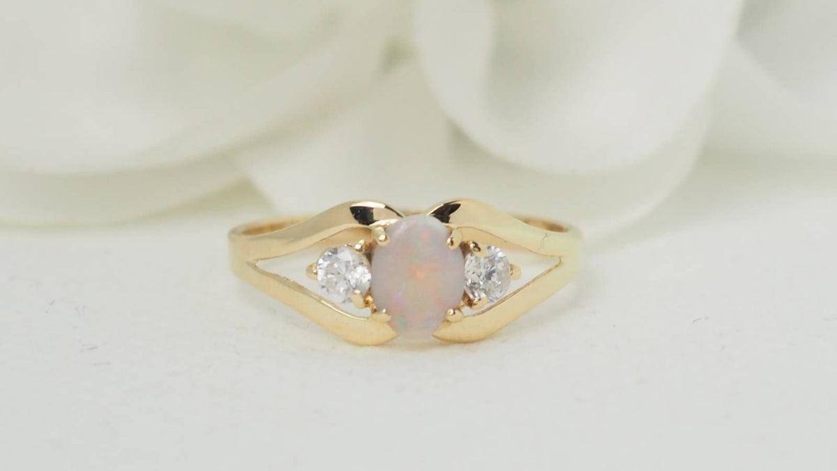 Bague vintage en or jaune et Opale