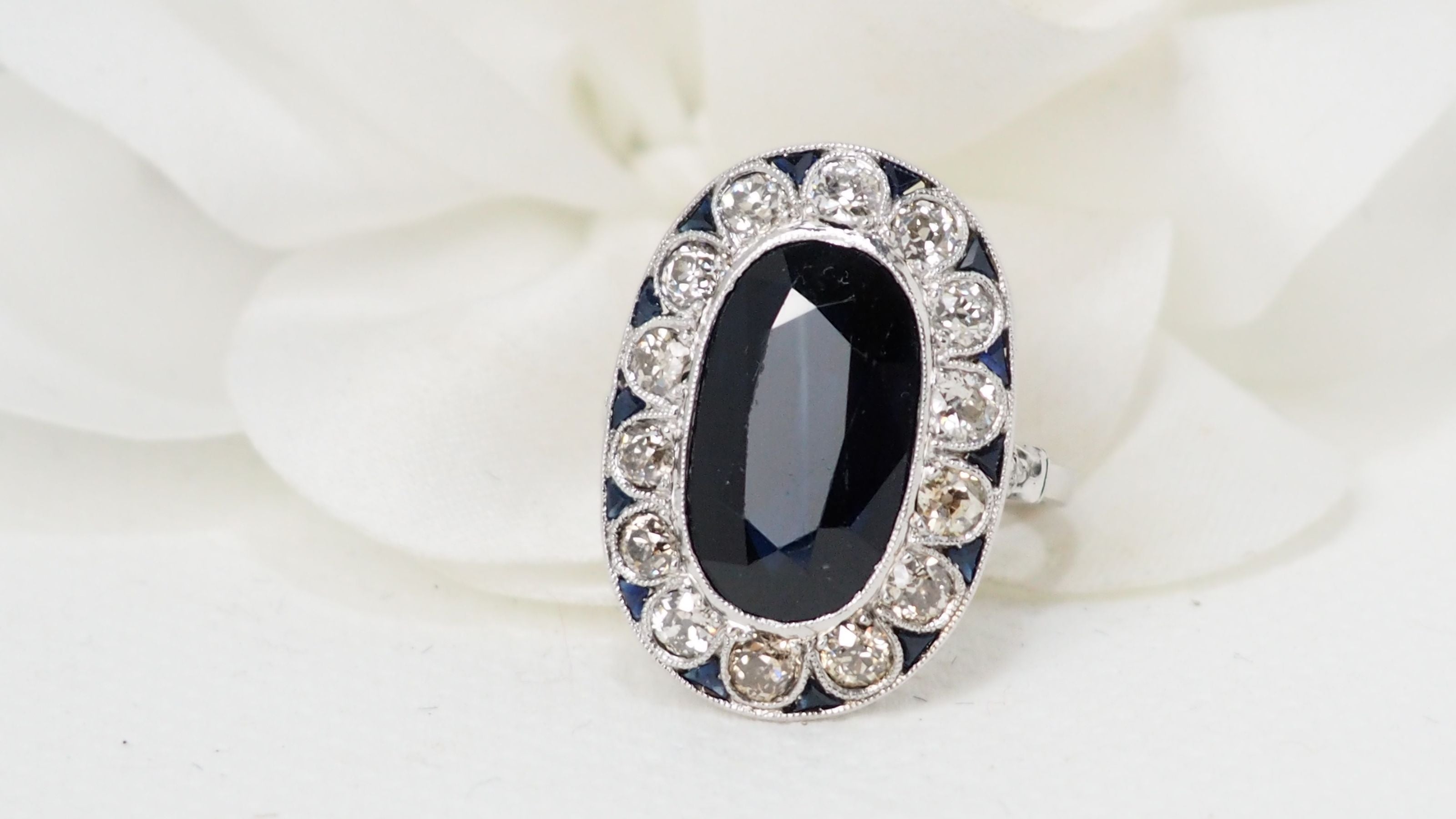 Bague pompadour en platine, saphir et diamants