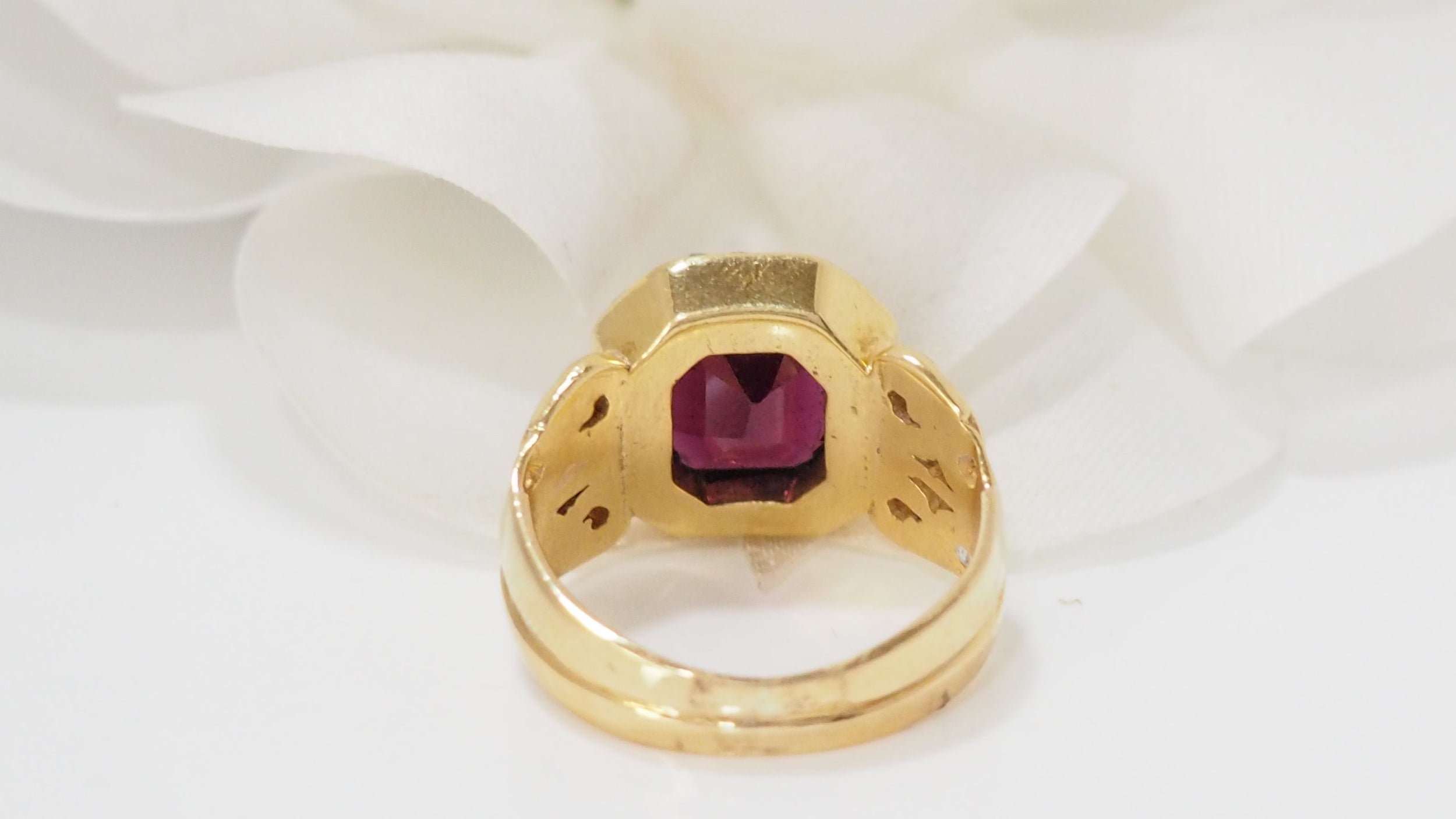 Ring In Yellow Gold, Garnet And Rose Cut Diamonds 