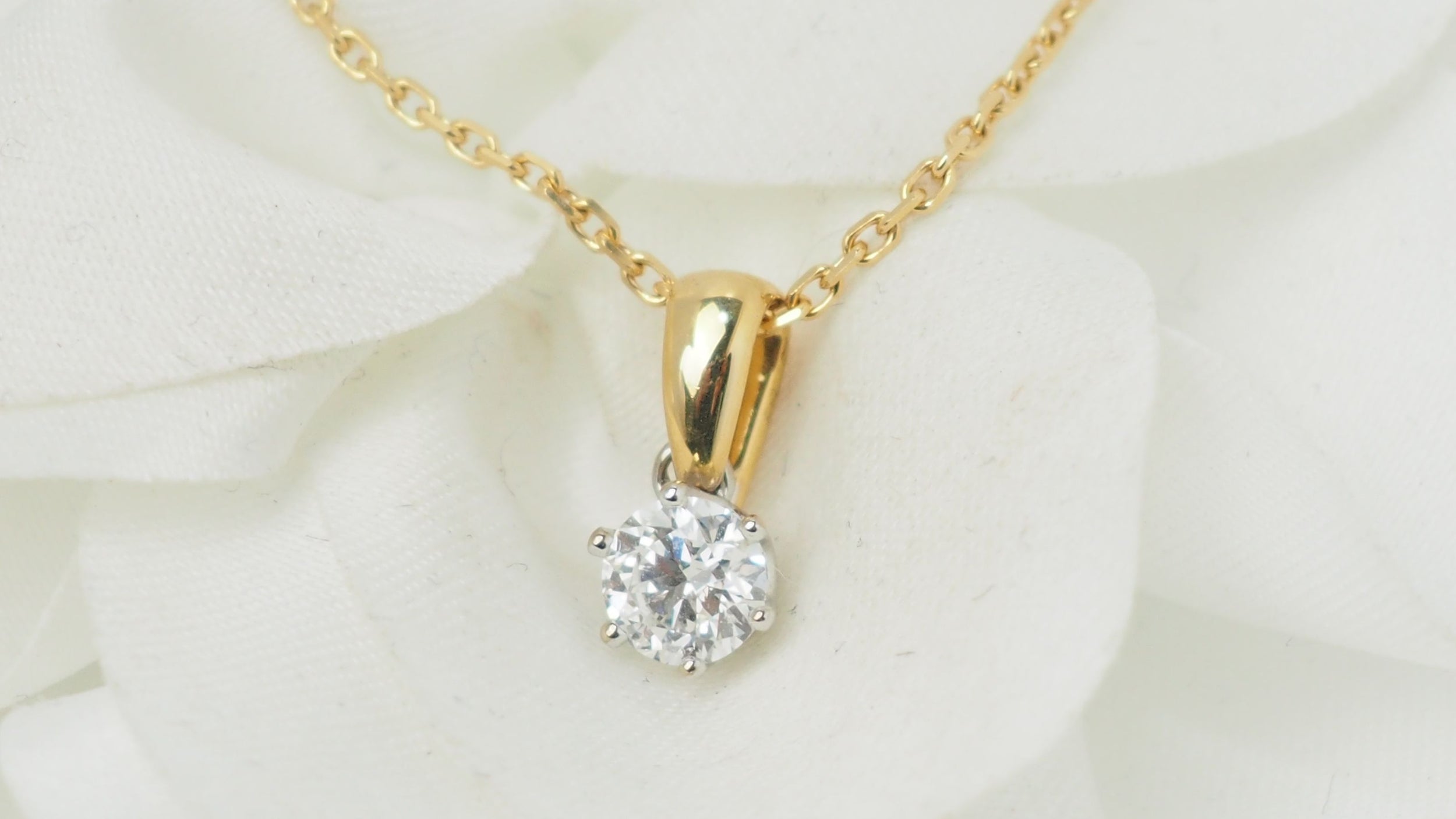 Solitaire necklace in yellow gold and diamonds 