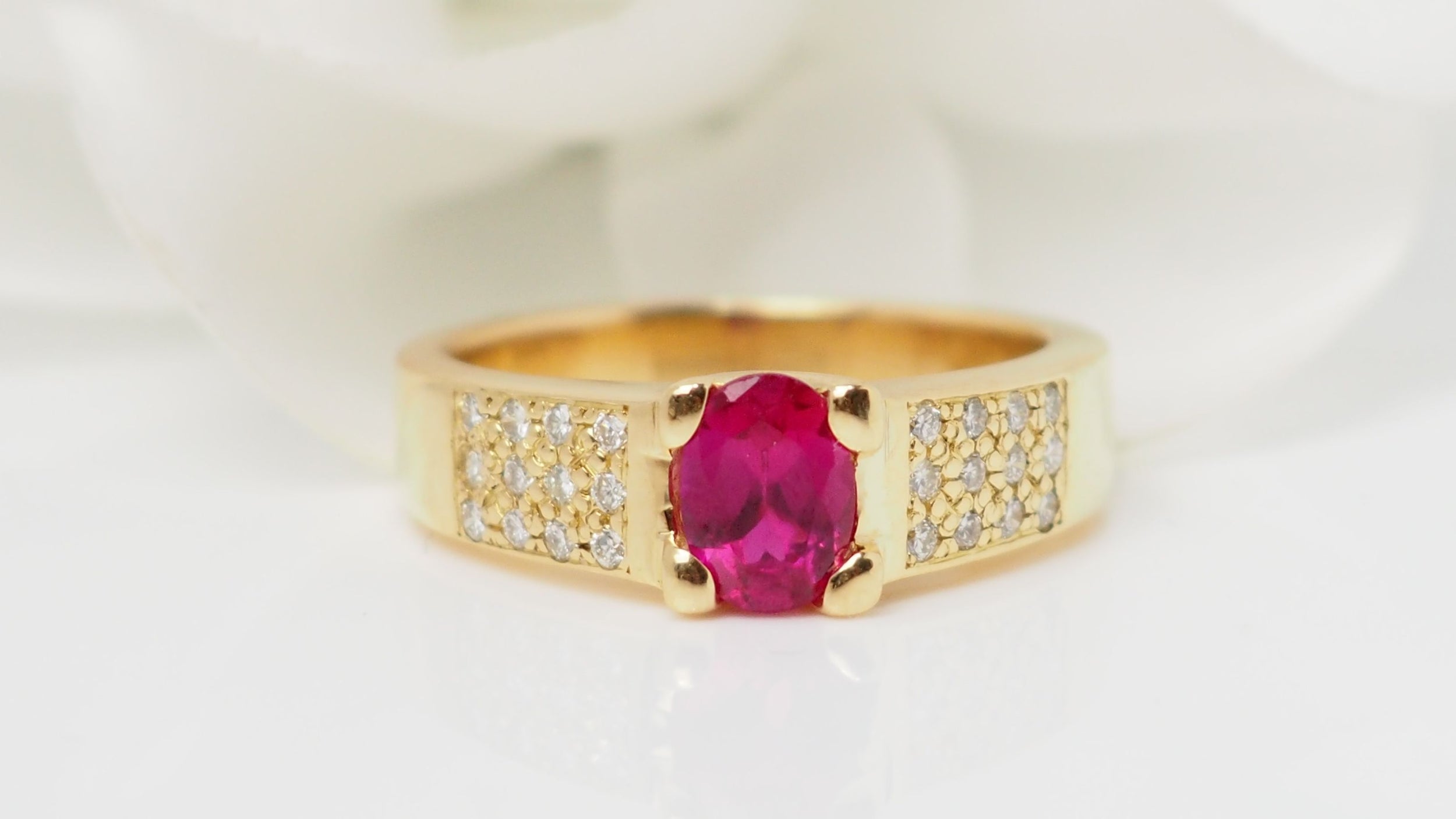 Bague en or jaune, rubis et diamants