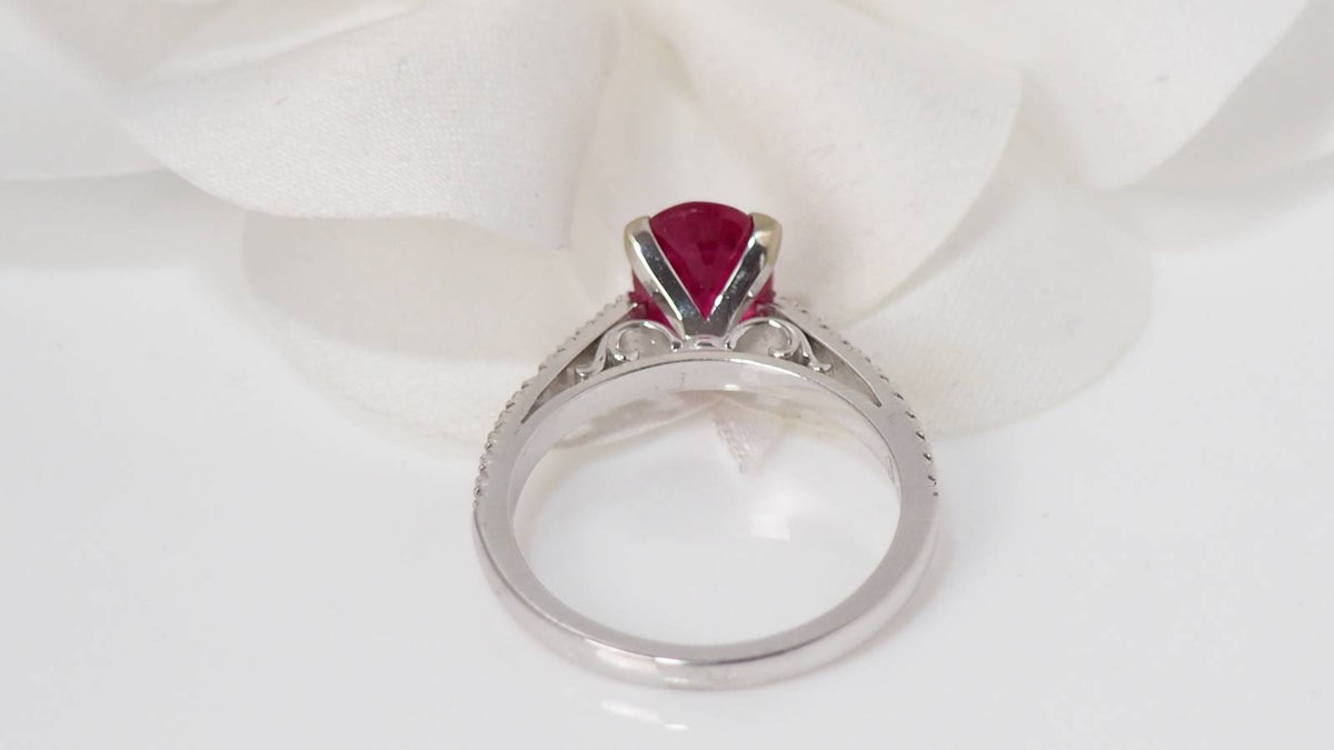 Bague en or blanc, rubis et diamants