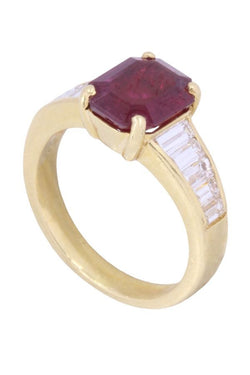 Yellow gold, ruby ​​and diamond ring