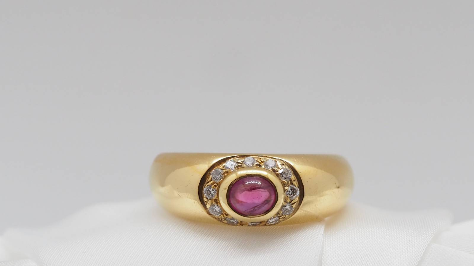 Yellow gold, ruby ​​and diamond ring