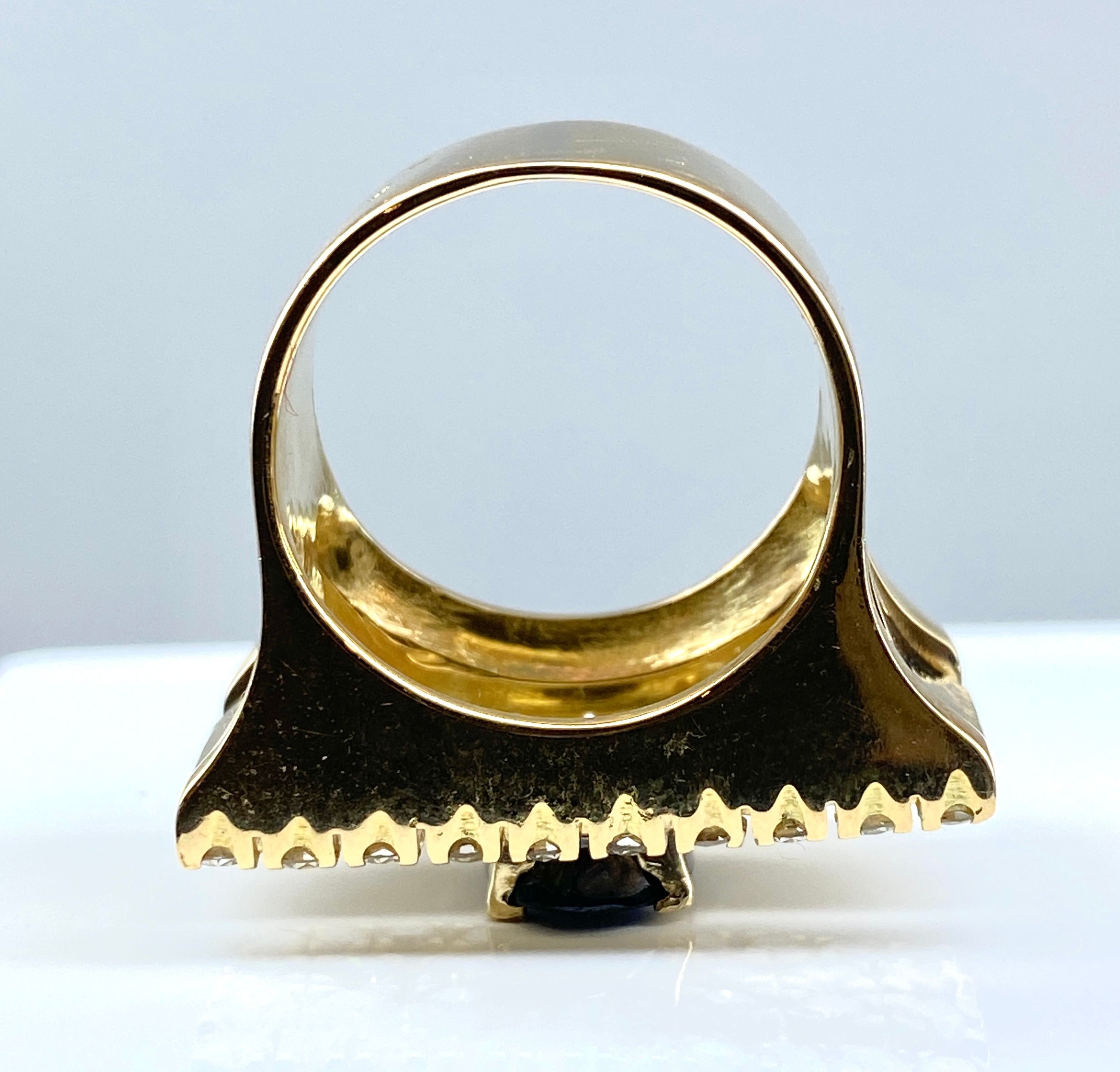 Important 18 carat yellow gold ring with diamonds and sapphire 