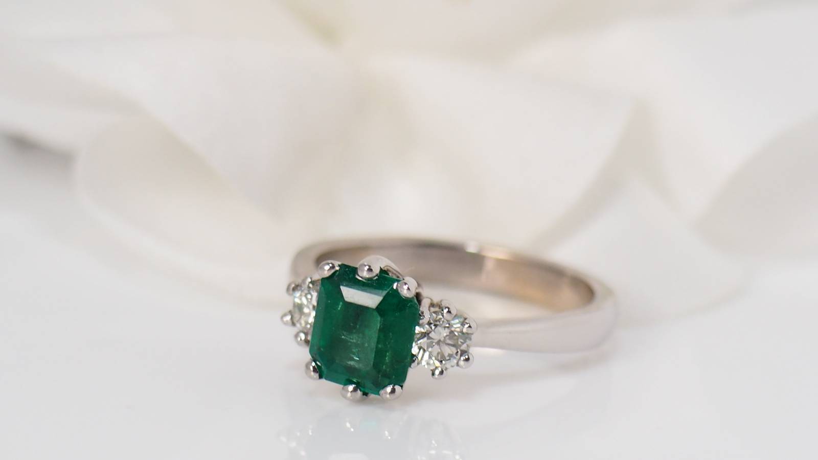 White gold, emerald and diamond ring 