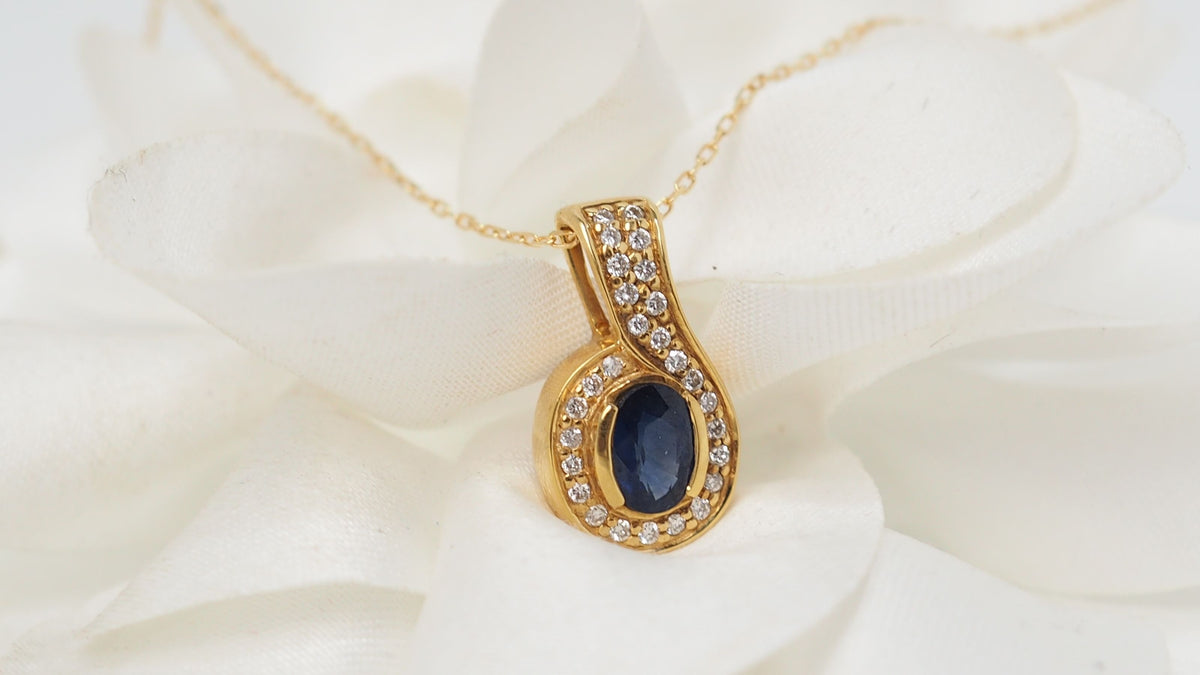 Pendentif et chaîne en or jaune, saphir et diamants