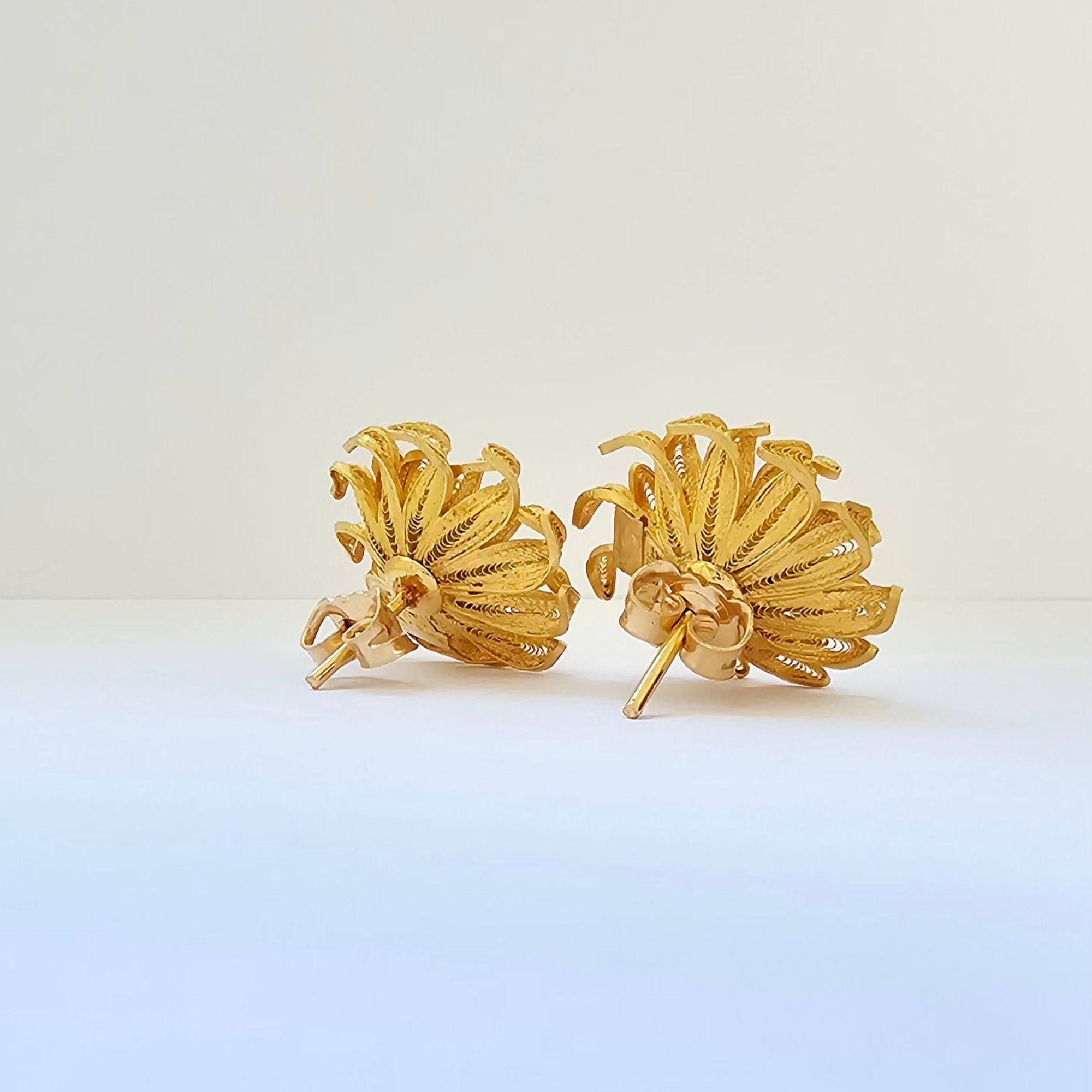 Boucles d’oreilles motif floral en or jaune 18 carats