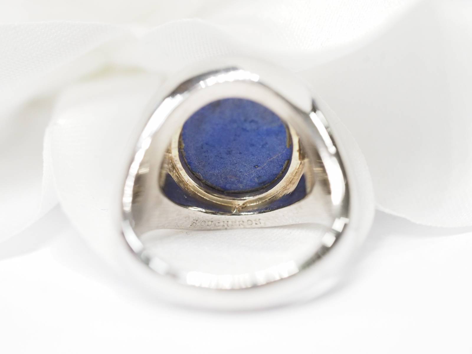 Bague Boucheron en or blanc et lapis lazuli