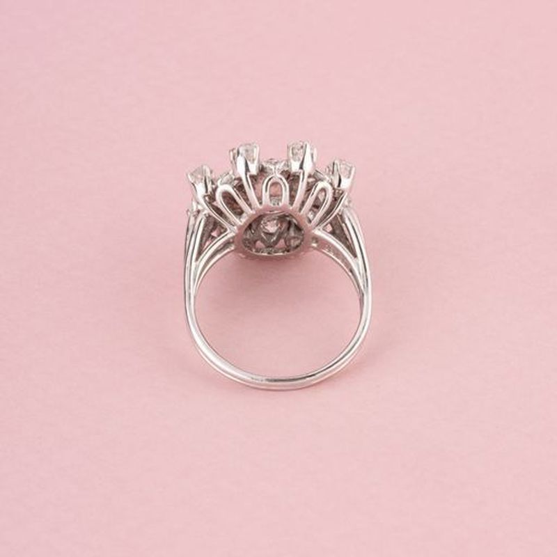 BUCHERER Bague florale en or blanc et diamants