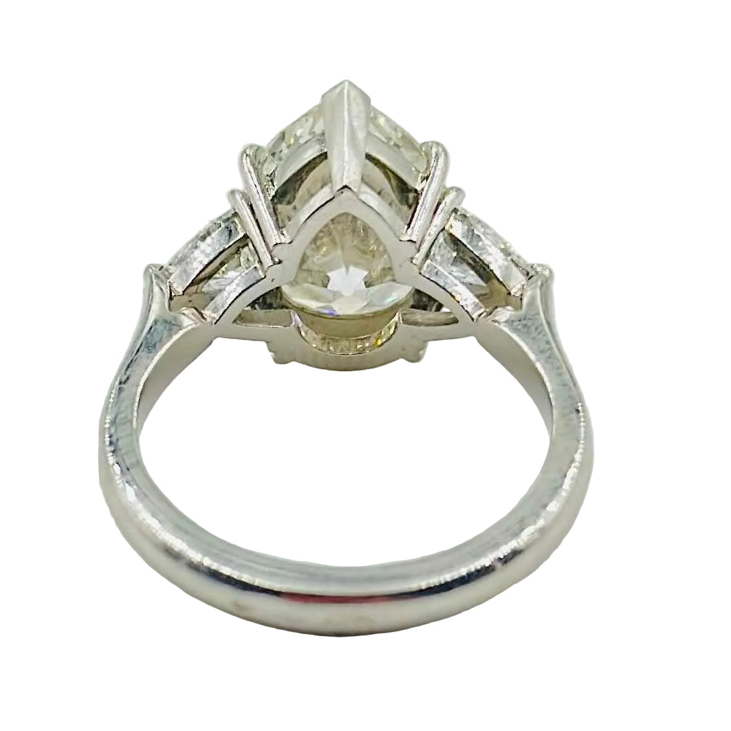 Bague en or blanc sertie d'un diamant  poire
