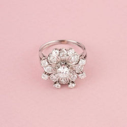BUCHERER Bague florale en or blanc et diamants