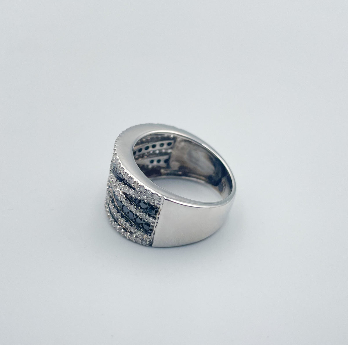 Bague bandeau diamants blancs et noirs