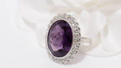 Bague or blanc et platine, corindon violet et diamants