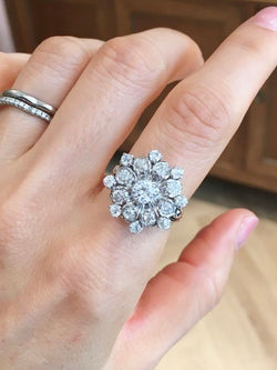 BUCHERER Bague florale en or blanc et diamants