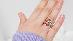 Bague en or, diamants et pierres rouges