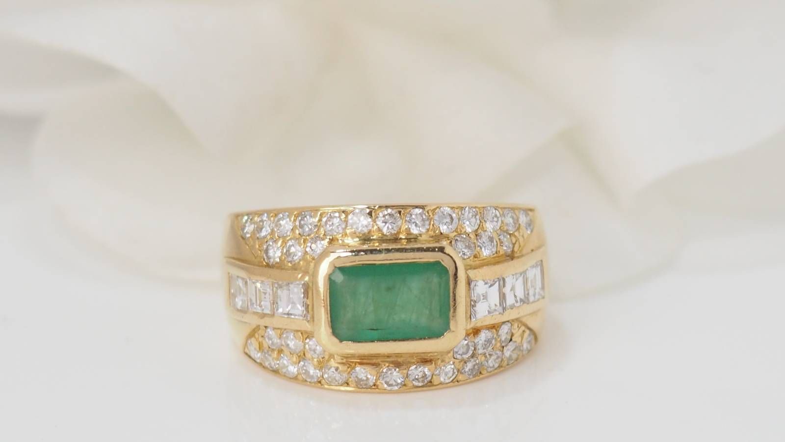 Bague Jonc en or jaune, émeraude et diamants