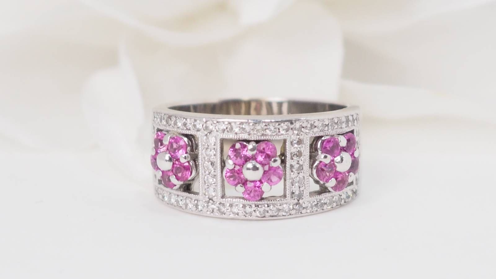 Bague bandeau en or blanc, topazes roses et diamants