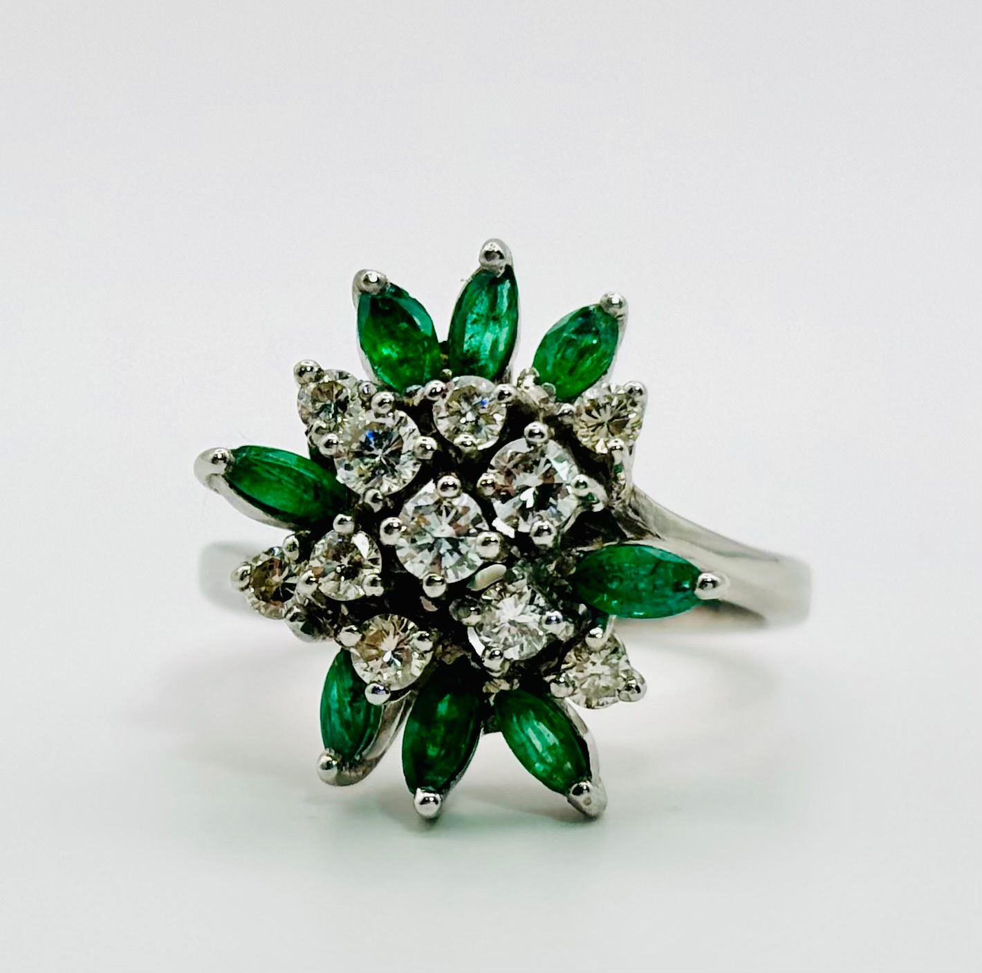 ANILLO EN ORO CON ESMERALDAS Y DIAMANTES