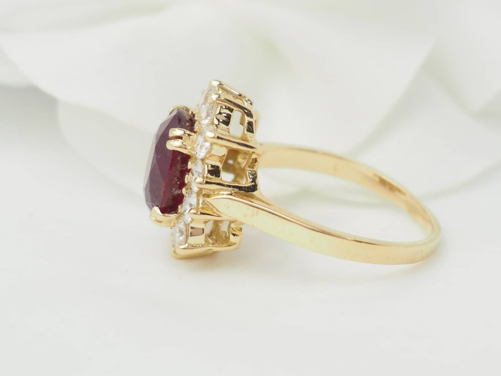 Bague entourage en or jaune rubis et diamants