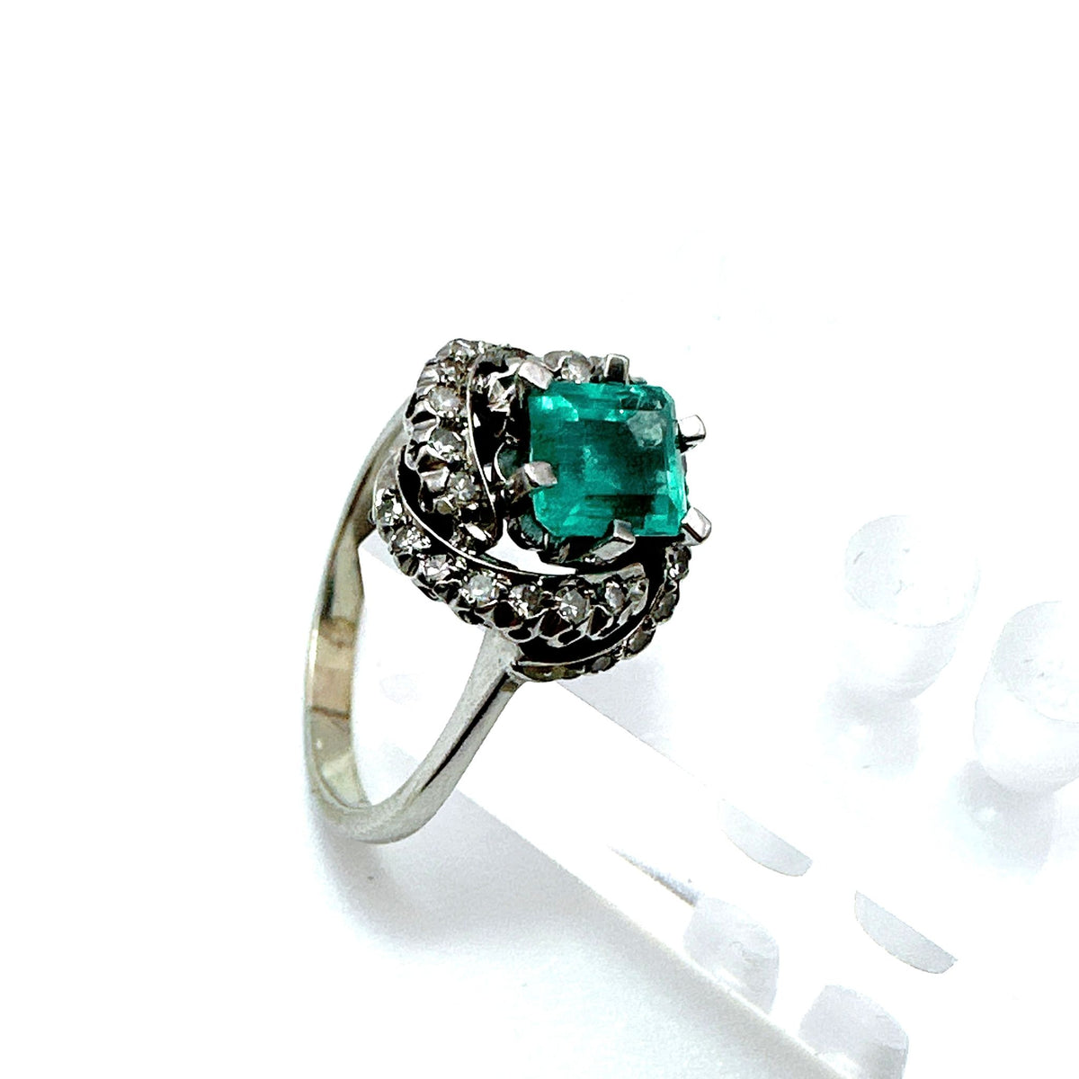 ANILLO DE ESMERALDA CON ORLA DE DIAMANTES ESTILO CLÁSICO VINTAGE