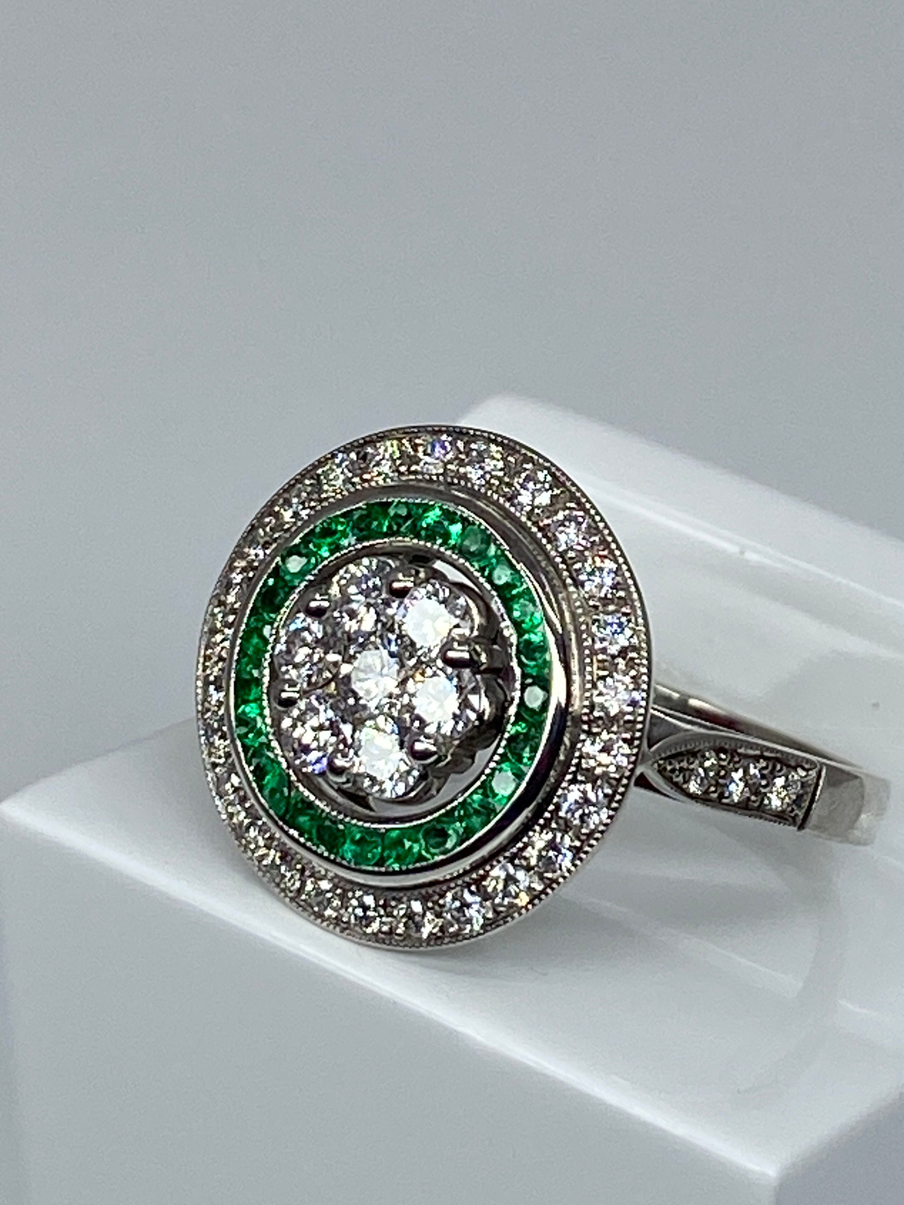 Bague ronde en or 18 carats en émeraudes et diamants de style ART DECO