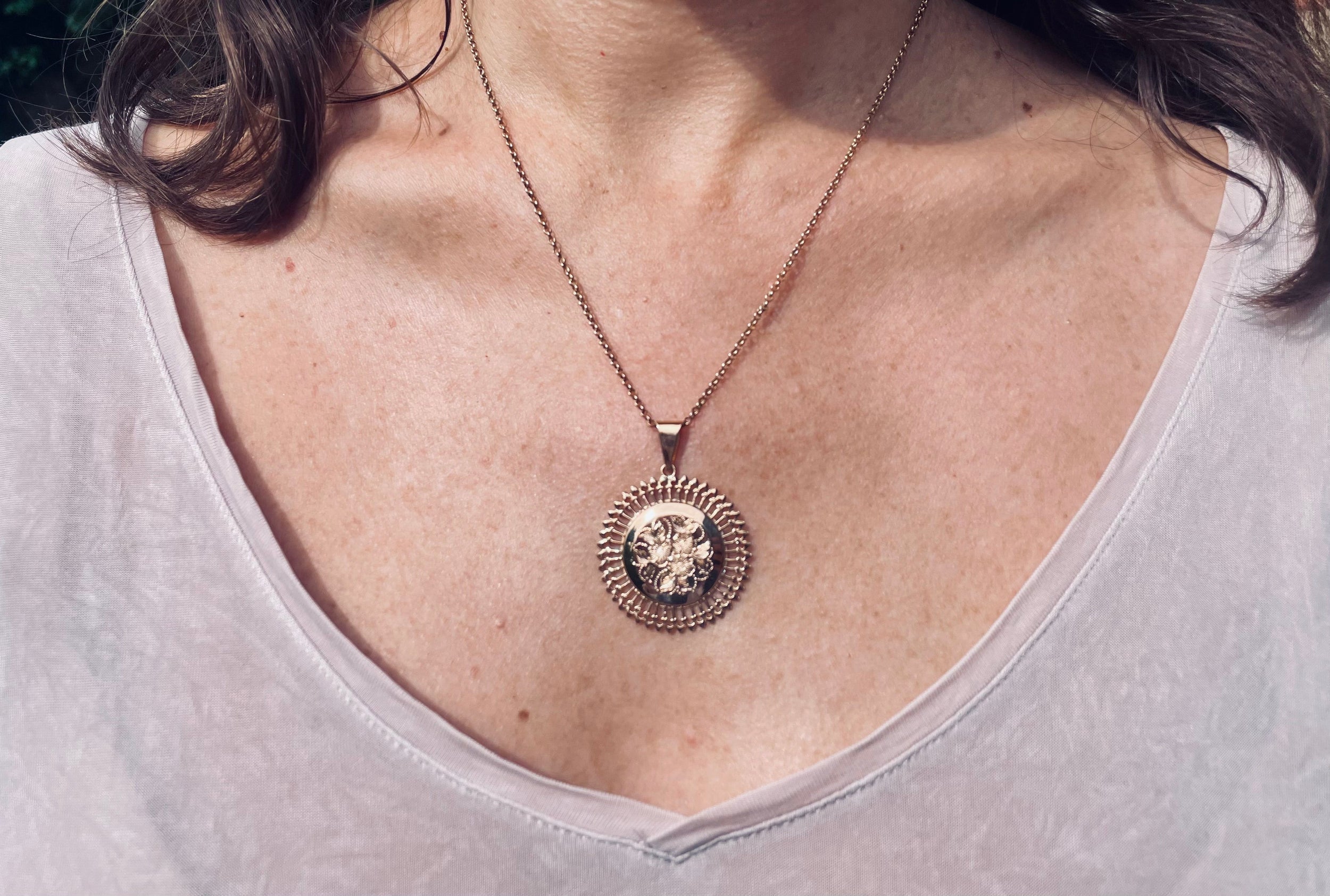 Médaille motif floral grand modèle en or rose