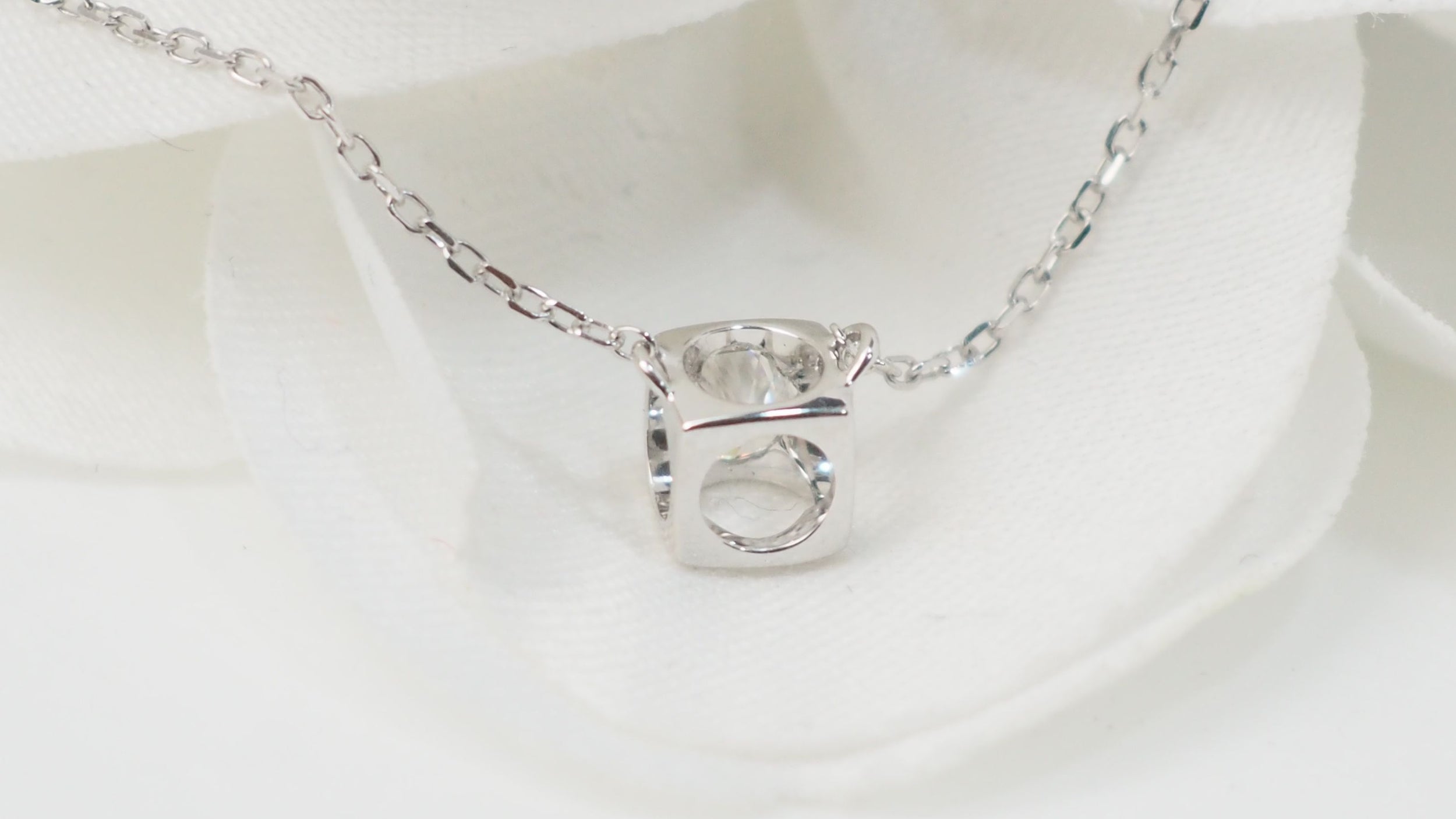 Dinh Van Le Cube diamond necklace in white gold and diamond 