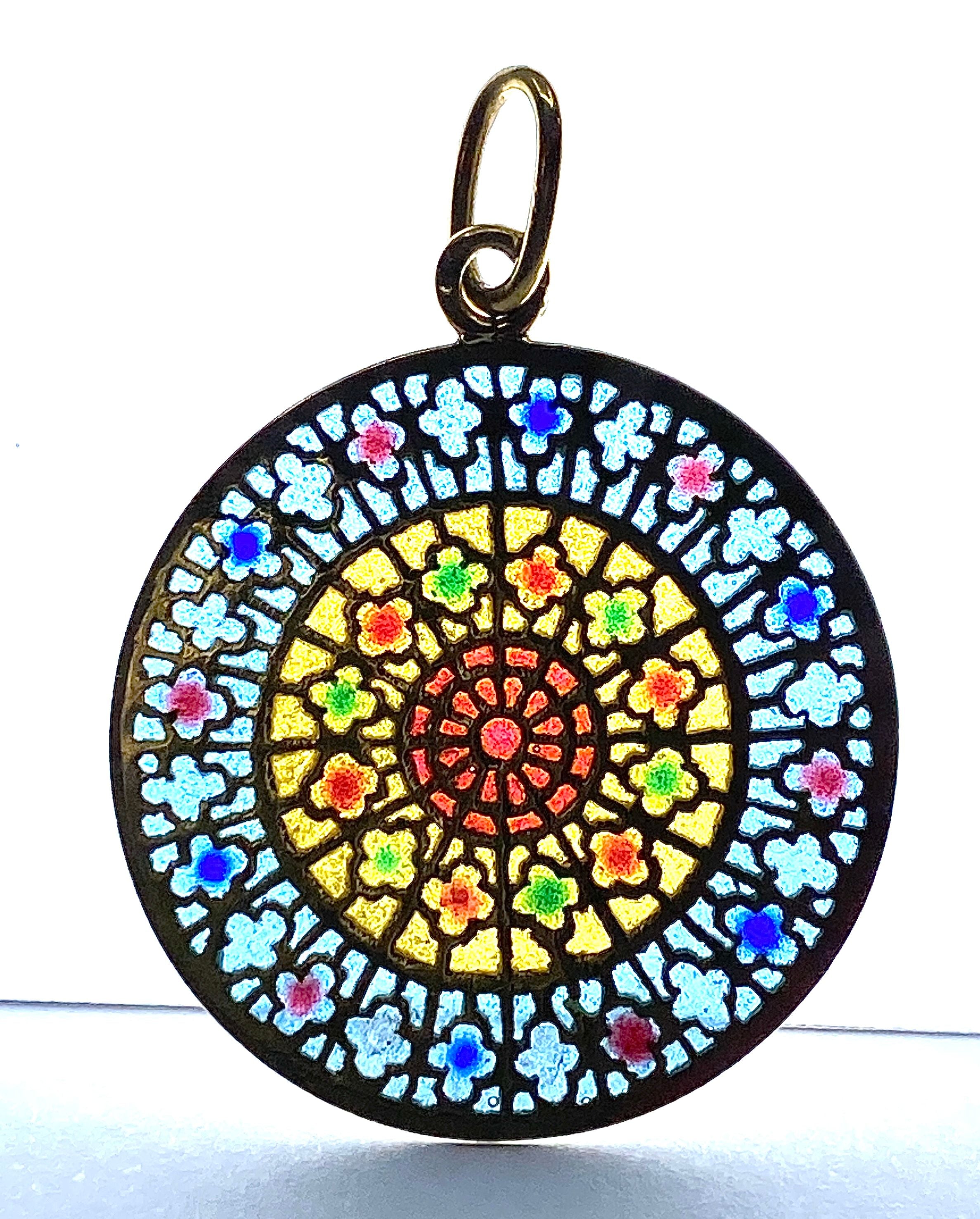 Médaille en or 18 carats représentant le vitrail ouest de la cathédrale Notre Dame de Paris