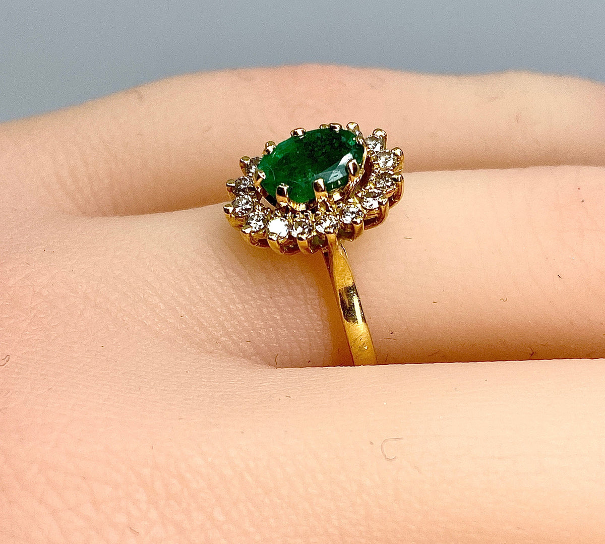 Bague marguerite en or 18 carats en émeraude et diamants