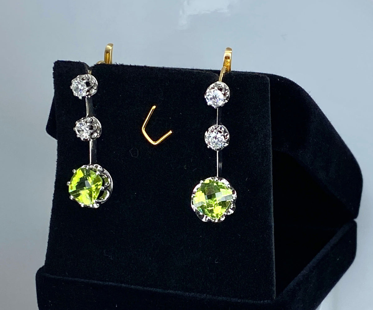 Paire de boucles d’oreilles en or 18 carats et platine, diamants et peridots