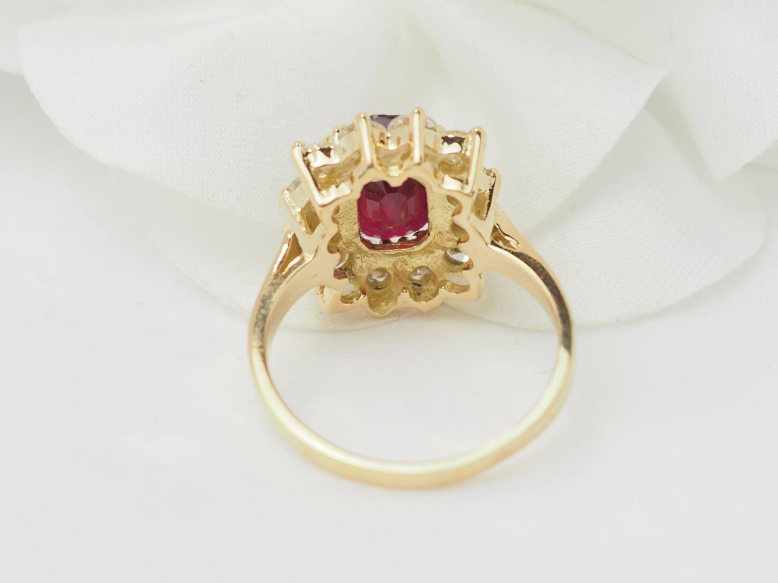 Bague entourage en or jaune rubis et diamants