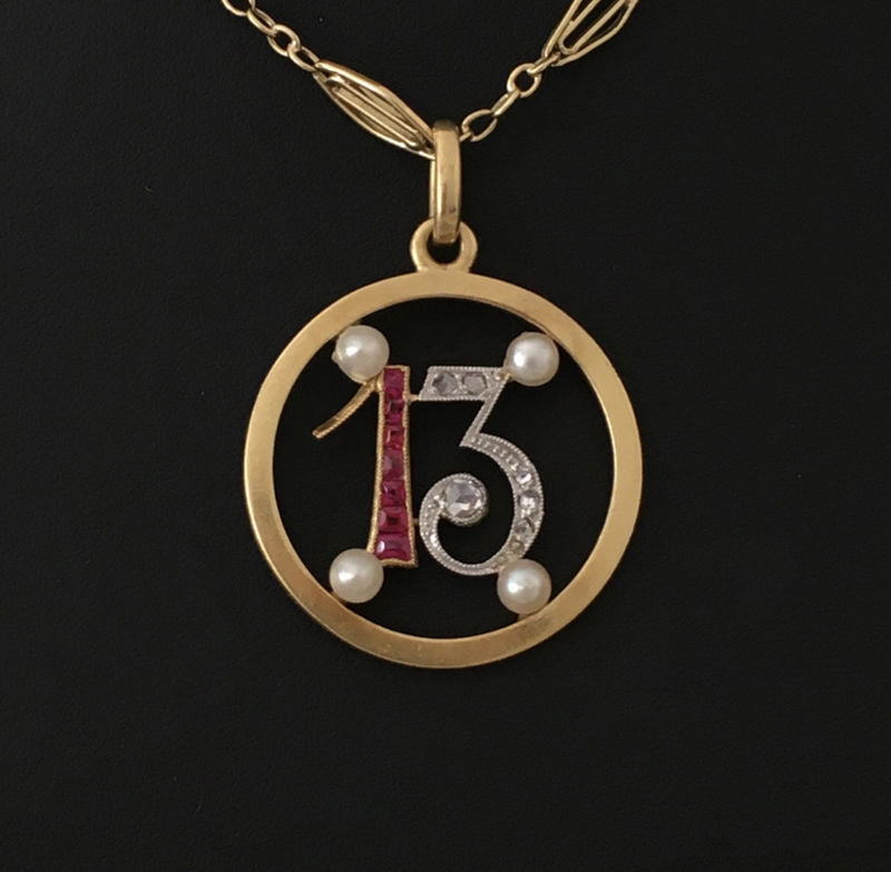 Pendentif Art Déco porte bonheur "13"