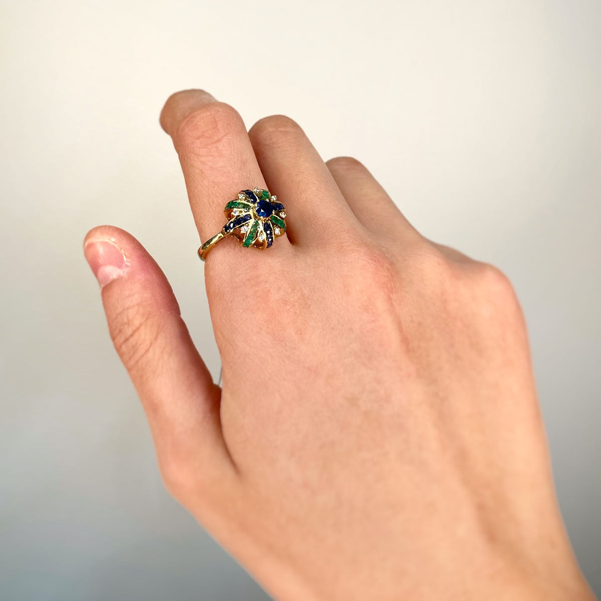 Bague - Or, Diamants, Emeraudes & Saphirs