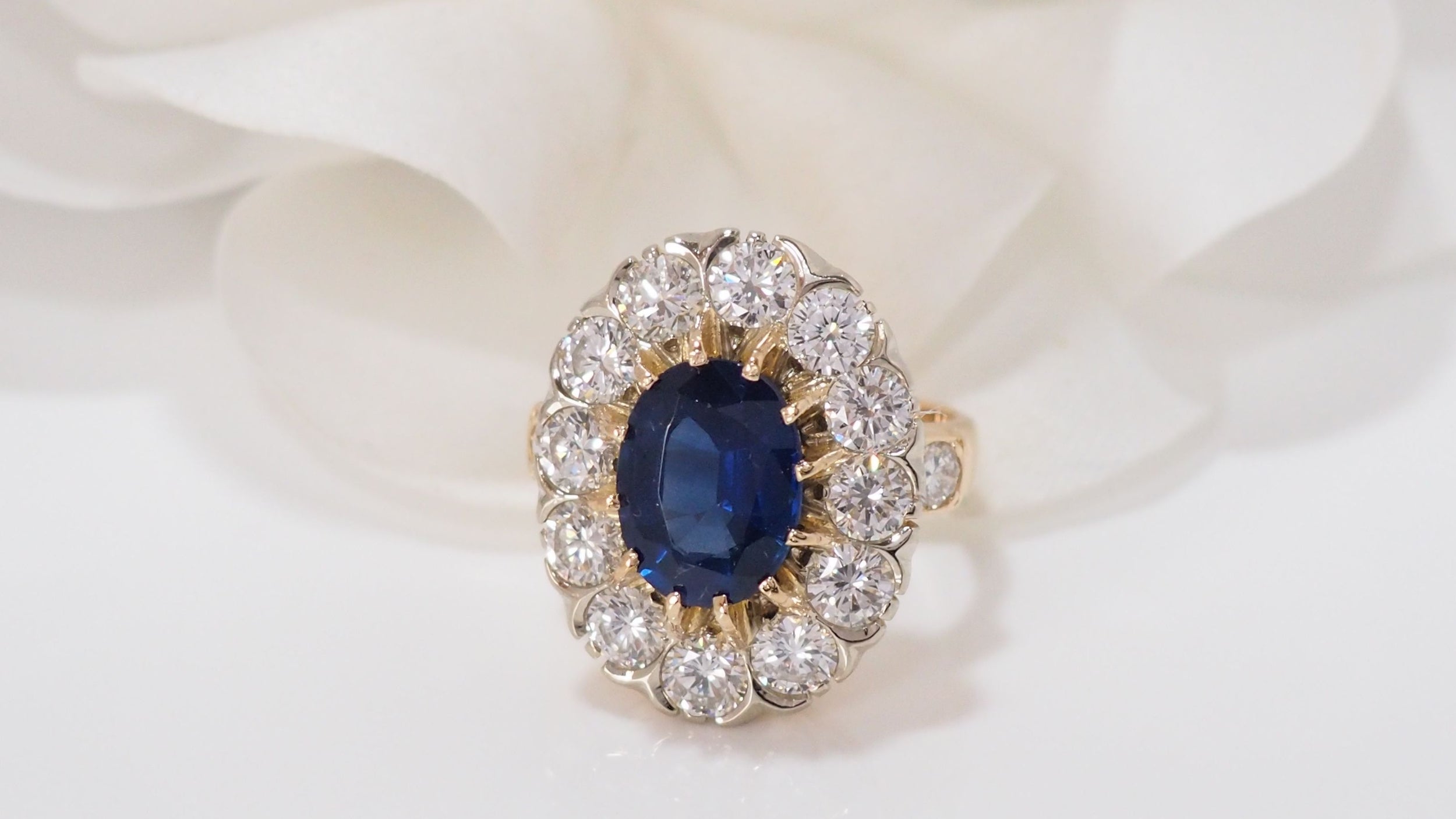 Bague Pompadour en or jaune saphir et diamants