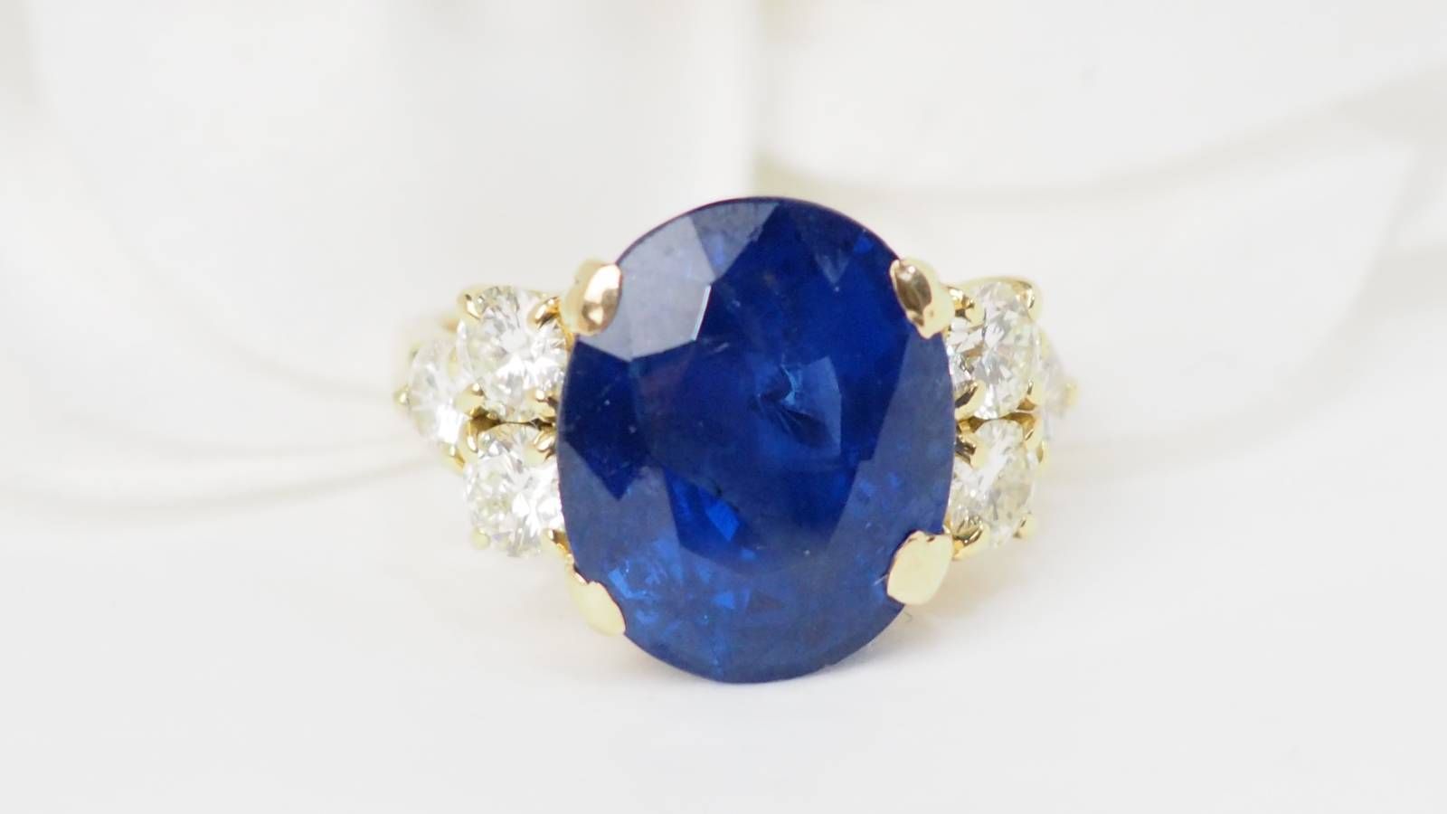 Bague importante en or jaune, saphir de Ceylan et diamants