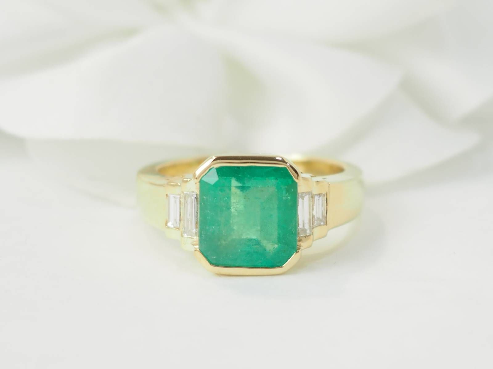 Ring in yellow gold, emerald and diamonds.