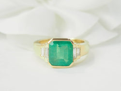Ring in yellow gold, emerald and diamonds.