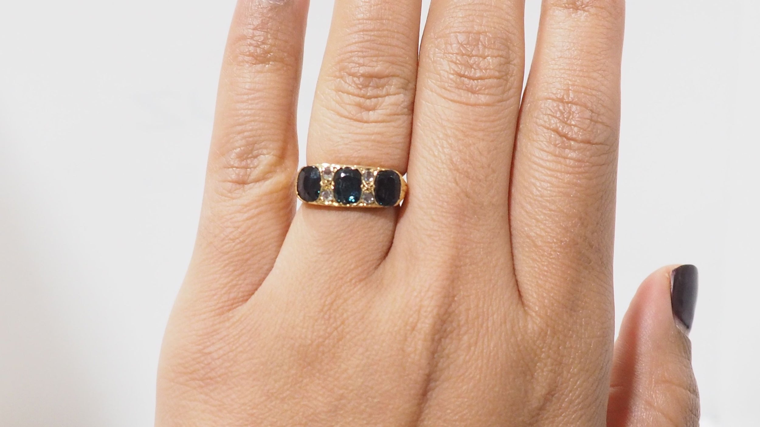 Garter ring in yellow gold, sapphires and diamonds 