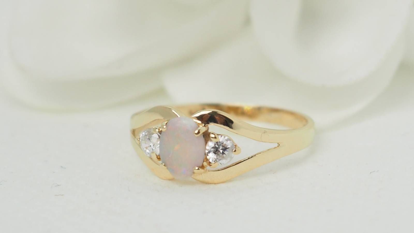 Bague vintage en or jaune et Opale