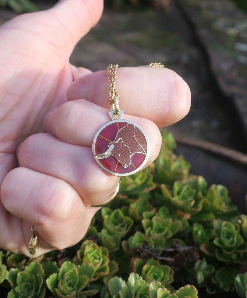 Pendentif CARTIER zodiaque taureau en or jaune et émail