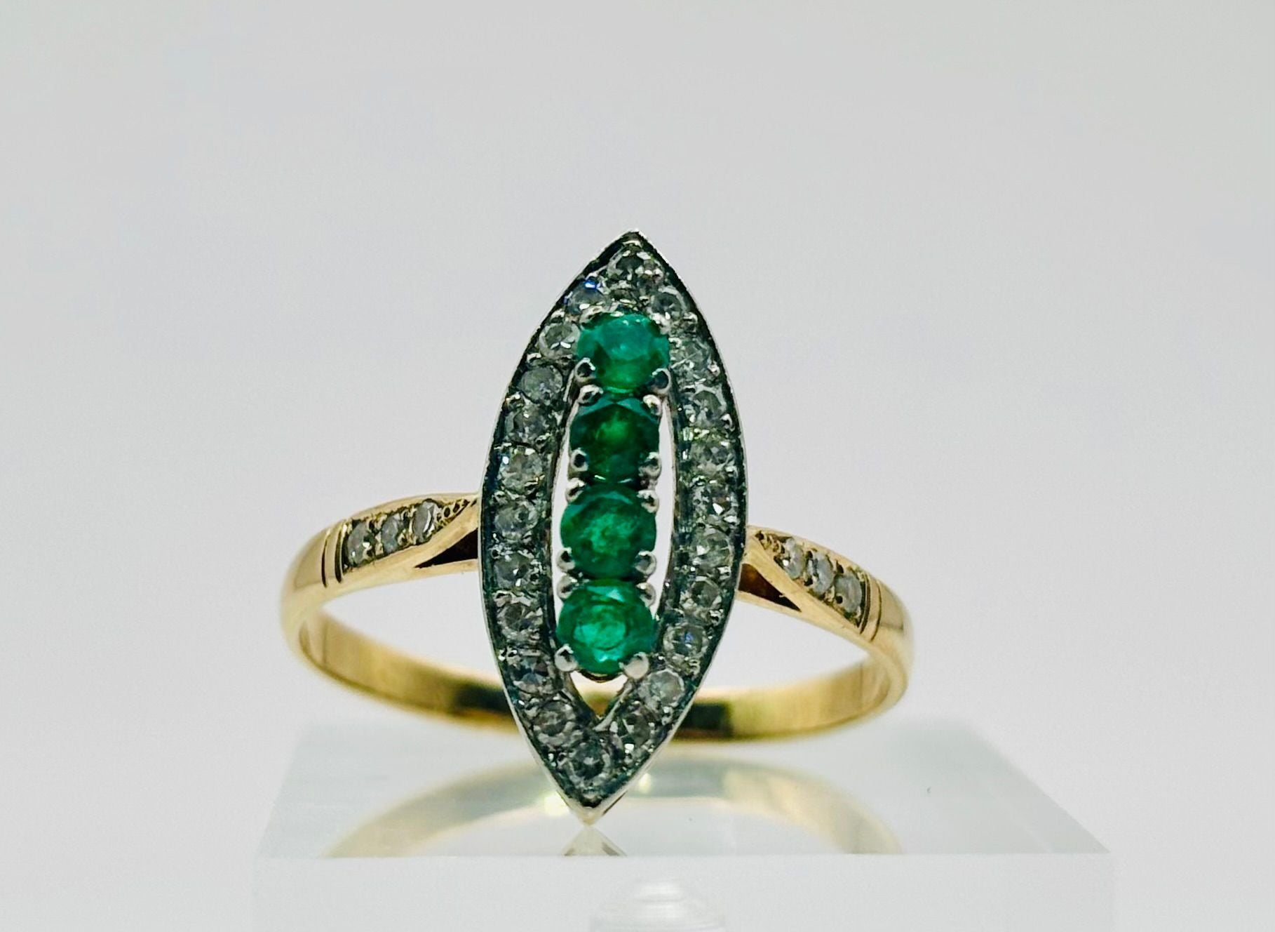 Bague en or jaune et diamants et émeraudes