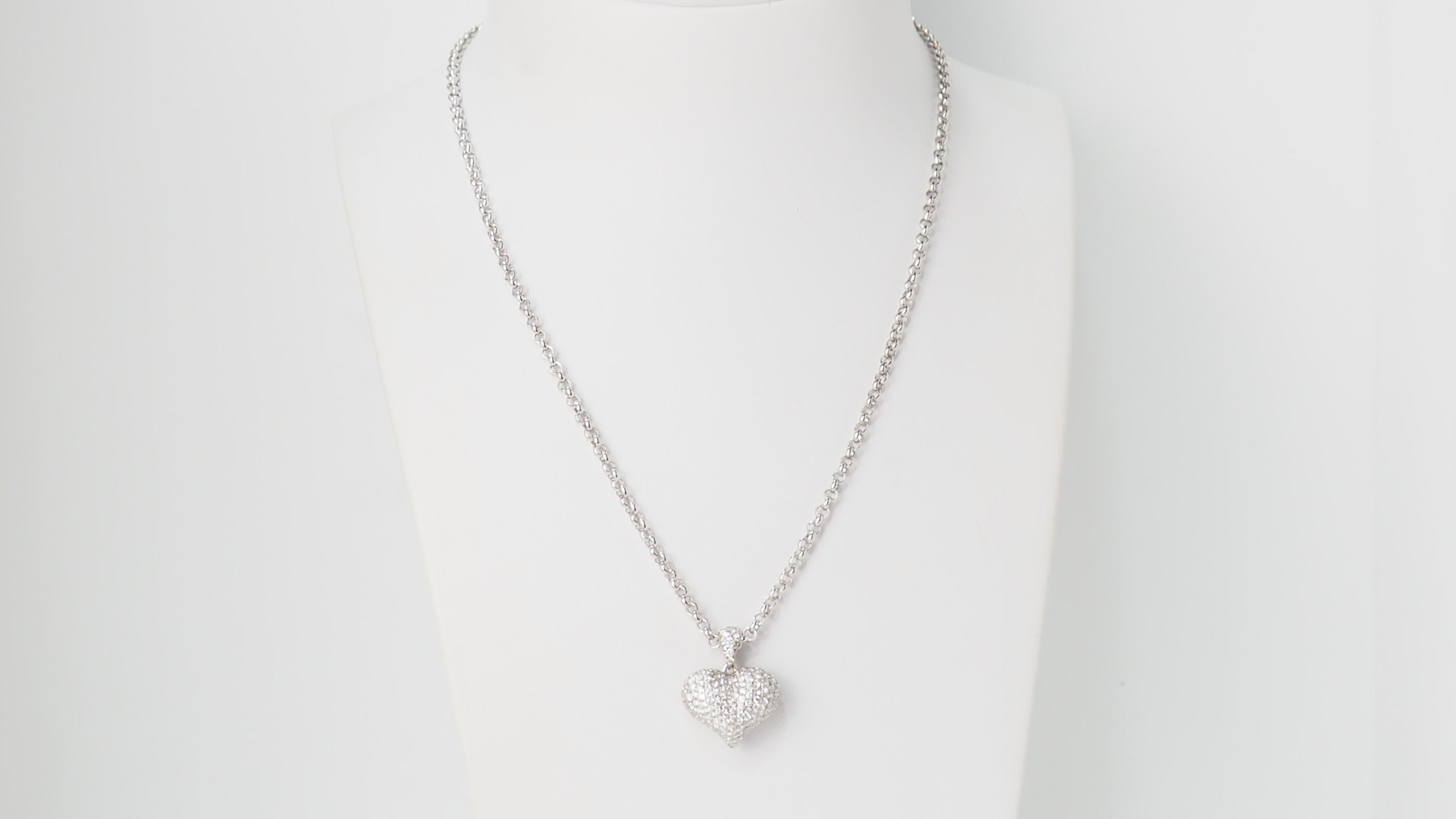 Collier pendentif coeur en or blanc et diamants
