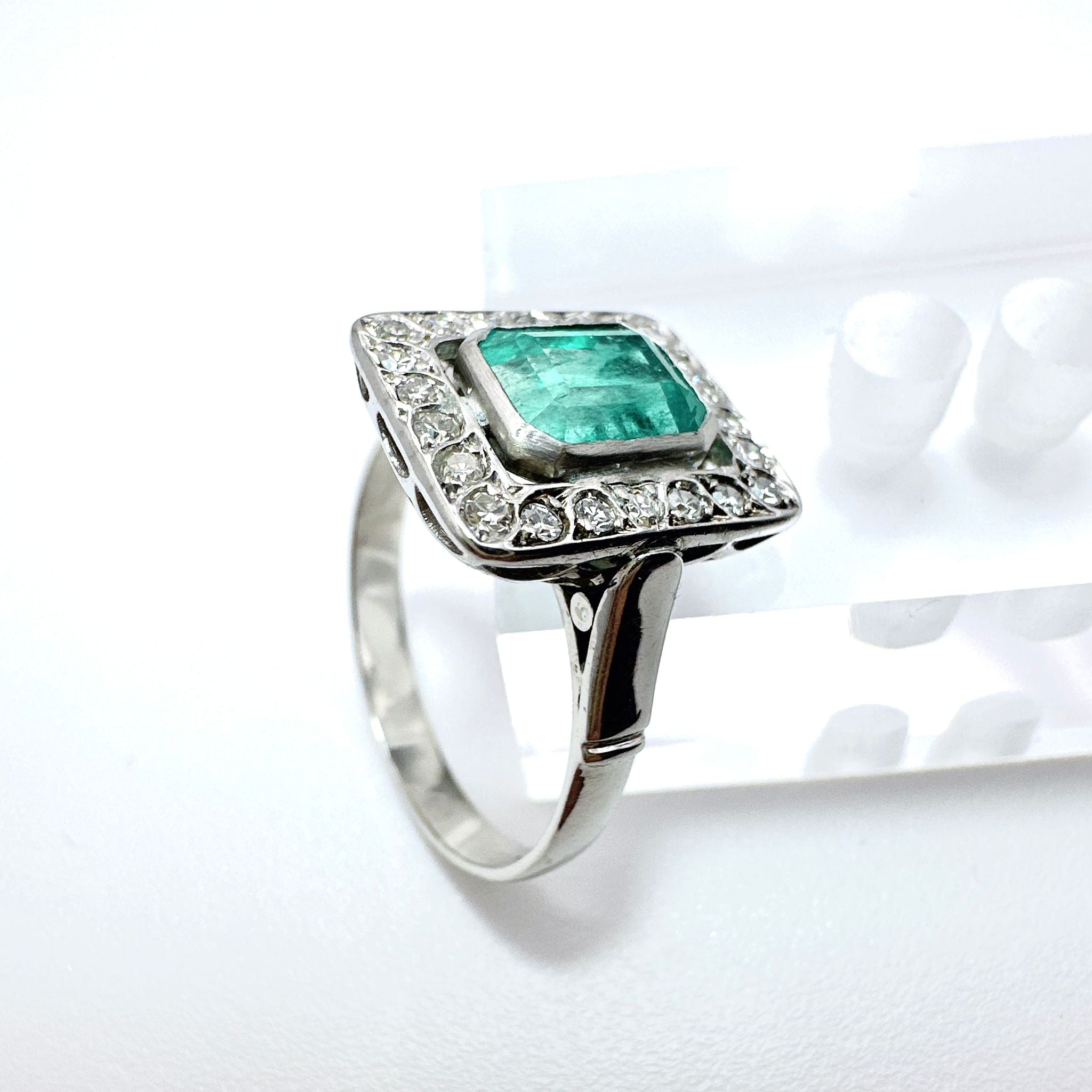 Bague art déco en or blanc et diamants et émeraude