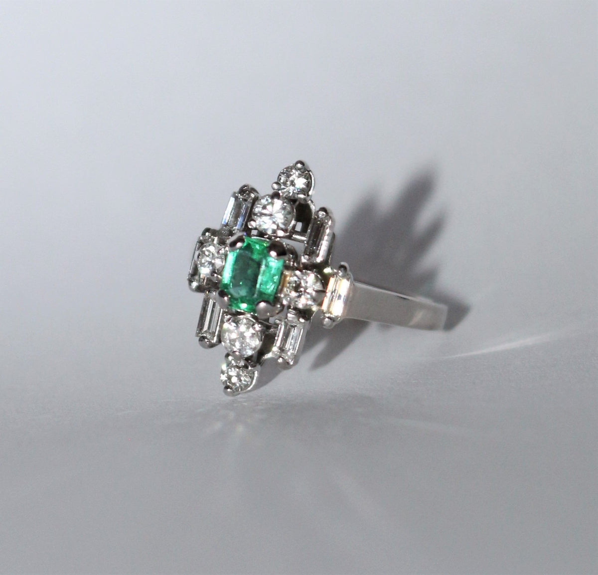Bague Fleur Moderniste émeraude