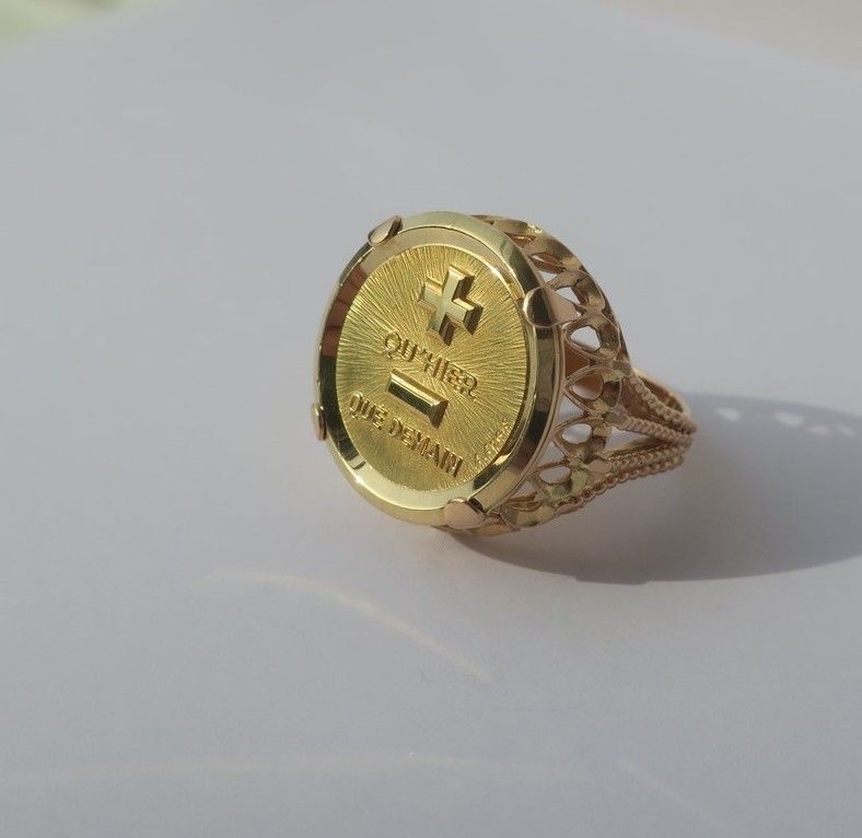 Bague A. AUGIS chevalière médaille d'amour en or jaune