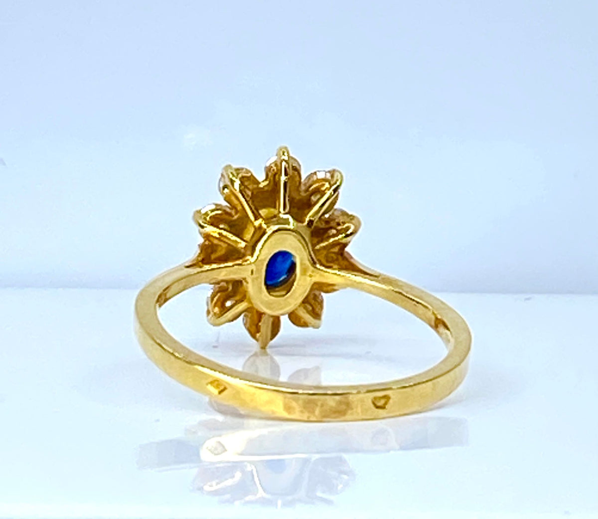 Bague marguerite en or jaune 18 carats, saphir et diamants